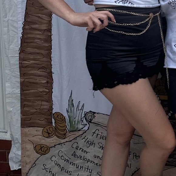 Black mini skirt with lace trim - Picture 3 of 3